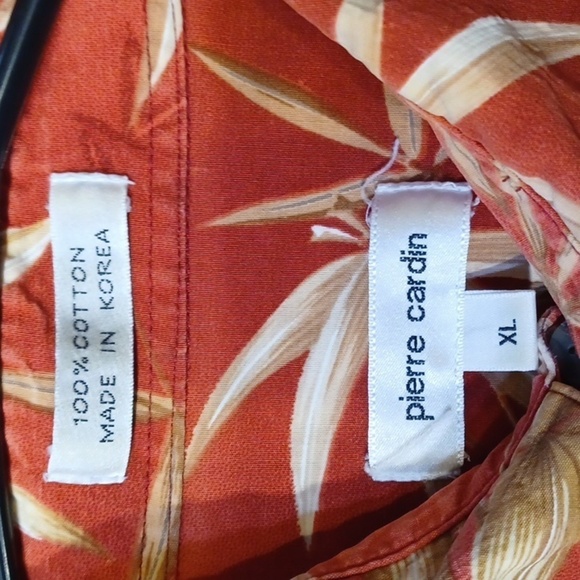 PIERRE CARDIN, MENS SHORT SLEEVE BUTTON UP SHIRT, XL. Red with beige leaves. - Picture 3 of 4